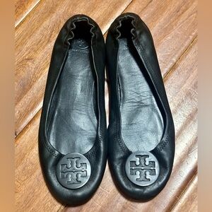 Tory Burch Minnie Travel Ballet flats in black leather.